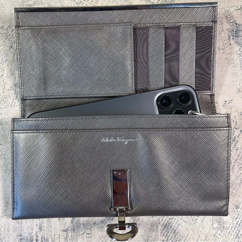 Salvatore Ferragamo Gancini Continental Leather Wallet GJ224633 Made in Italy